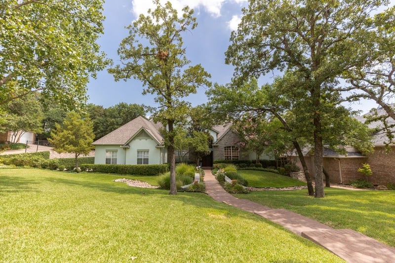 Front yard with healthy grass in North Texas