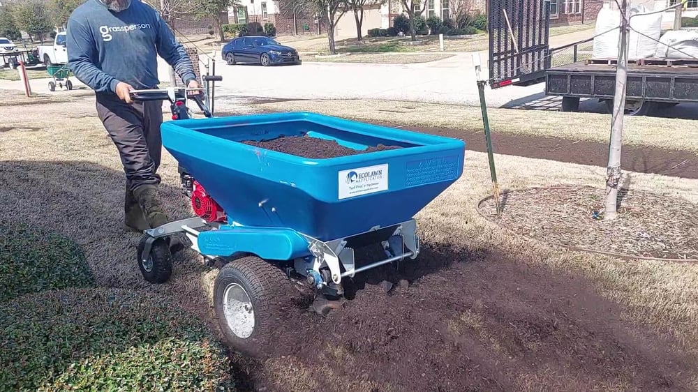 lawn technician topdressing