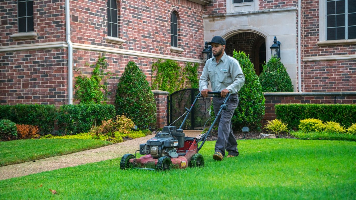 grassperson-crew-lawn-mowing-2