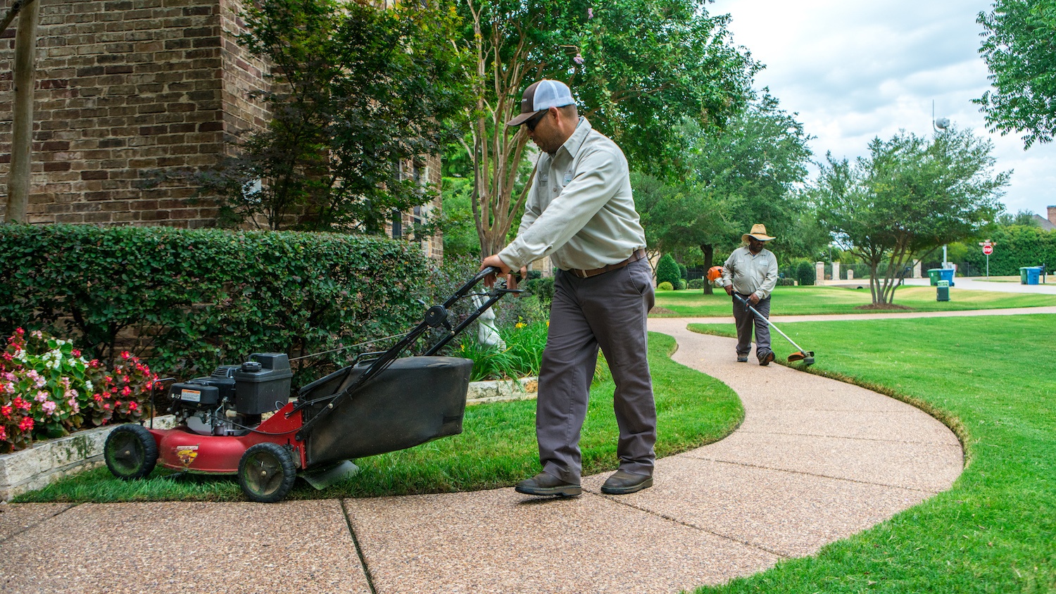 lawn mowing and edging in Texas lawn