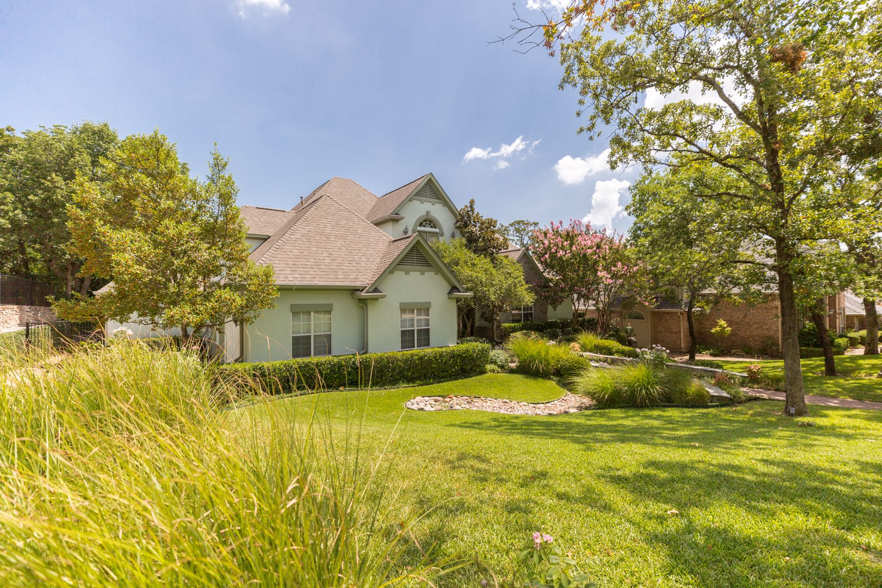 Beautiful lawn and landscaping in North Texas