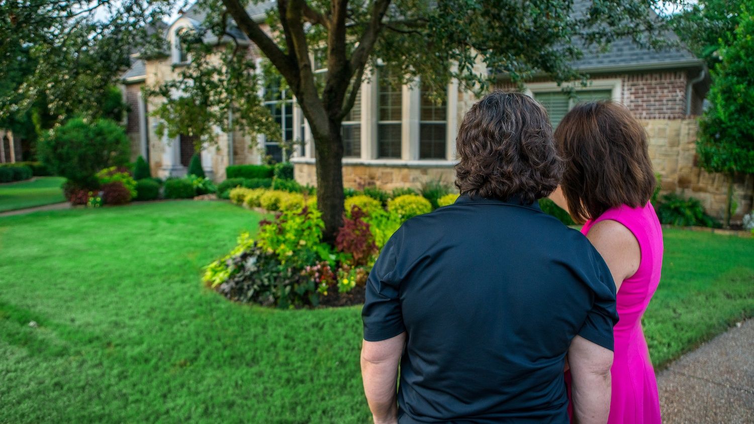 grassperson-crew-customer-lawn-tree-plants