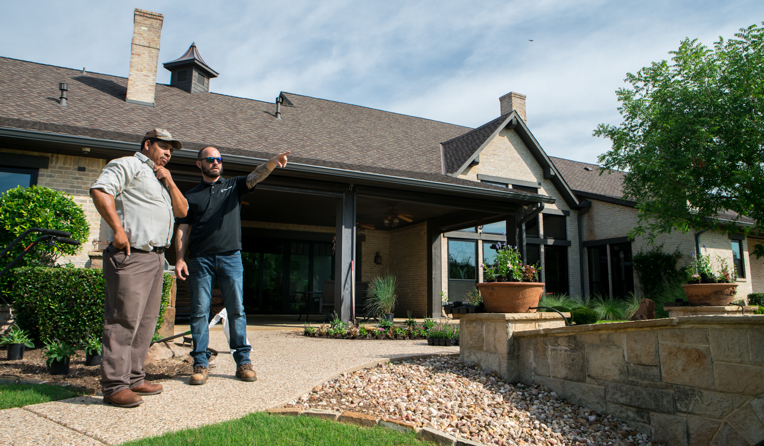 landscaping team lawn planting 2