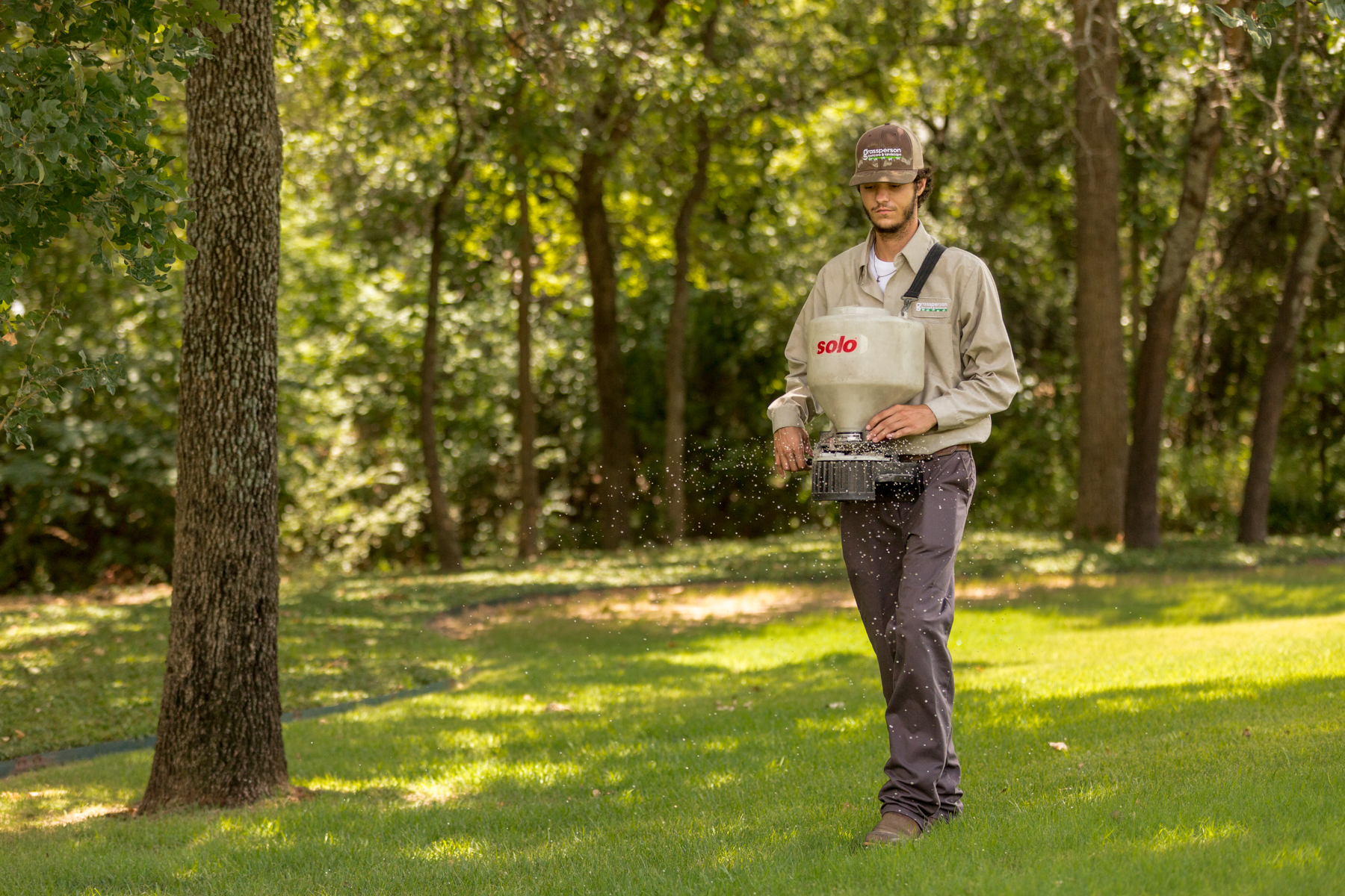 lawn care technician hand spreader 13-1